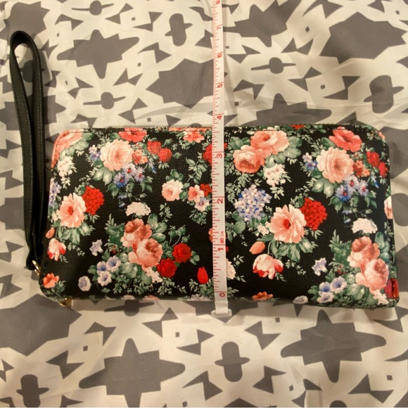 Floral Double-Sided Wristlet Wallet - Picture 9 of 9